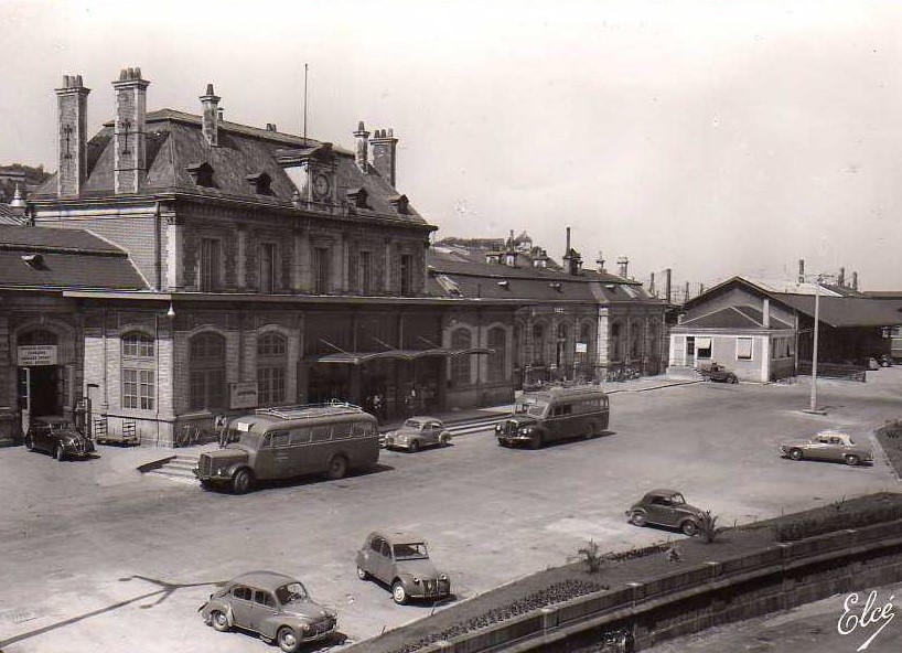 Der Bahnhof in den 1950ern. Ganz links ein 202.