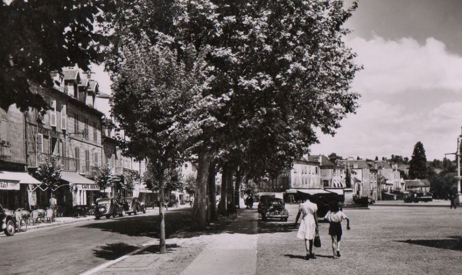 1954. Die Av. de Paris und der Place Aristide Briand. Links ein 202 und dahinter vermutlich ein 302 mit geöffneten Kofferraumdeckel. 