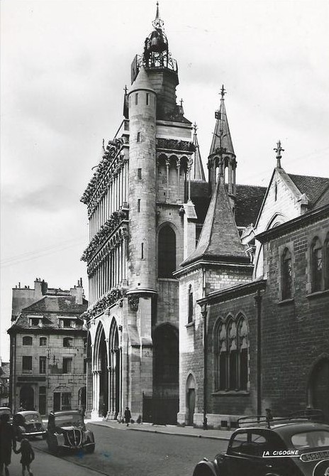 Die Eglise Notre Dame - späte 1940er? Die beiden Autos vorn siond Peugeot 202