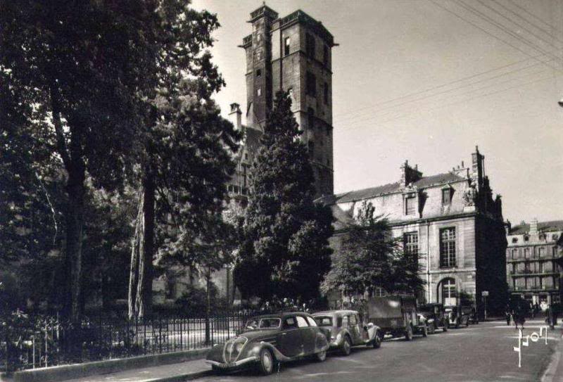 Wohl noch 1930er, Zu sehen ist der Turm und ein Flügel des Herzogspalais. Vorn parkt ein Peugeot 402. 