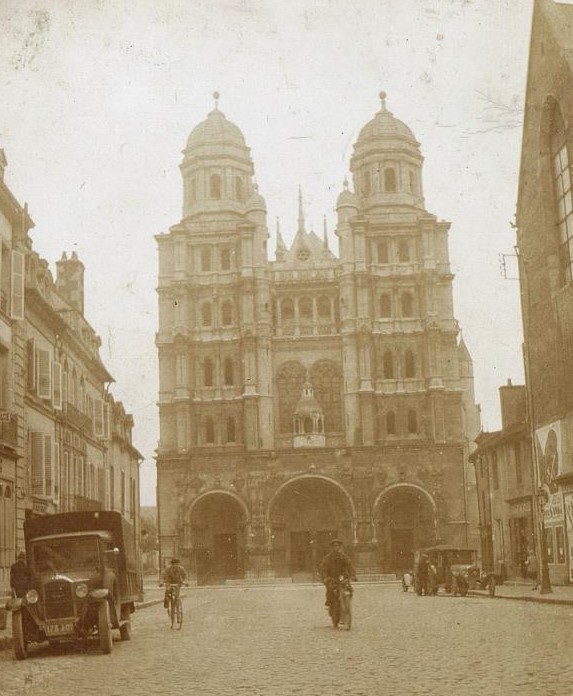 Die Eglise St. Michael in den 1920ern. Vorn links ein Peugeot-LKW - wie man auf der Ausschnittsvergrößerung unten gut erkennen kann.