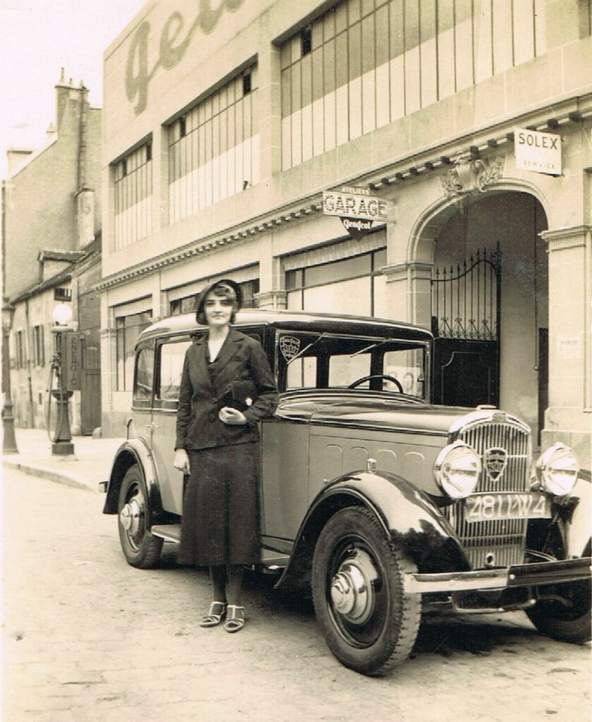 Nach 1933. Die Peugeot-Niederlassung in Dijon, davor ein 301 und seine stolze Besitzerin