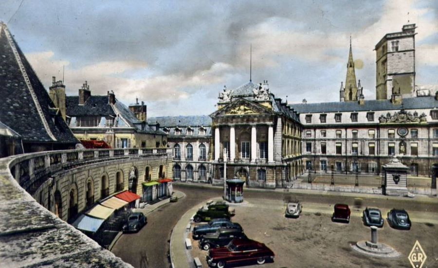 Der Place de la Liberation in den 1950ern. Rechts ein 402, mittig wohl ein 202 mit aufgesetztem Kofferaum a la 402 B. 