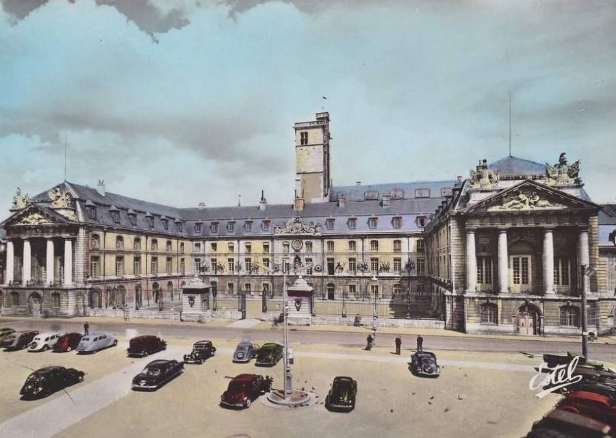 Wohl 1946 oder 47 - noch heist der Place de la Liberation "Place d'Armes". Links zwei Peugeot 402 in schwarz und grau.