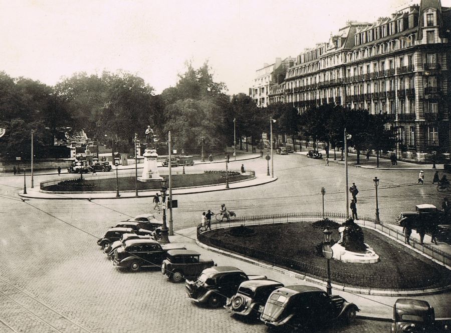 Der Place Darcy in den 1930ern. Links am Rondell steht ein 301 Cabrio, vorn ein 402 Commercial mit Heckklappe 