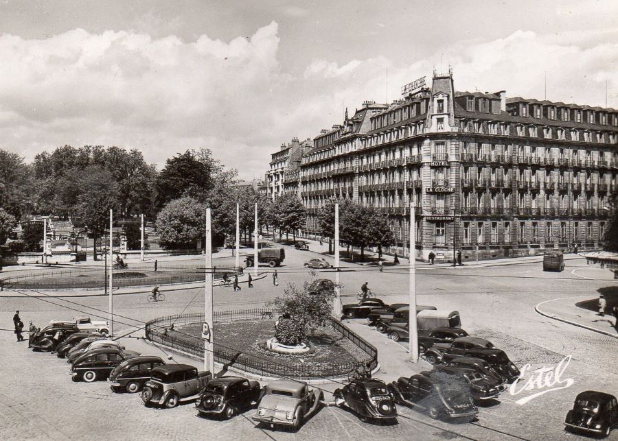Diese im Juni 1956 gelaufenen Karte zeigt den Place Darcy mit dem Hotel de la Cloche. Zu erkennen sind von links Peugeot 301 Cabrio, 402, 202 und 302.