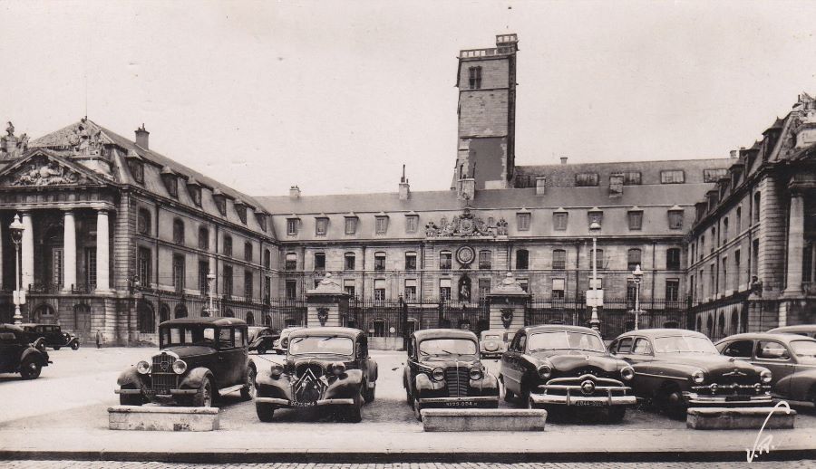 Der Place de la Liberation im Jahr 1951. Vorn links ein 201, dahinter ein 402