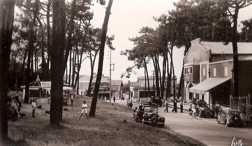 1950, Ferienleben auf der Ile d'Oleron. Rechts unter der Markise wohl ein 302
