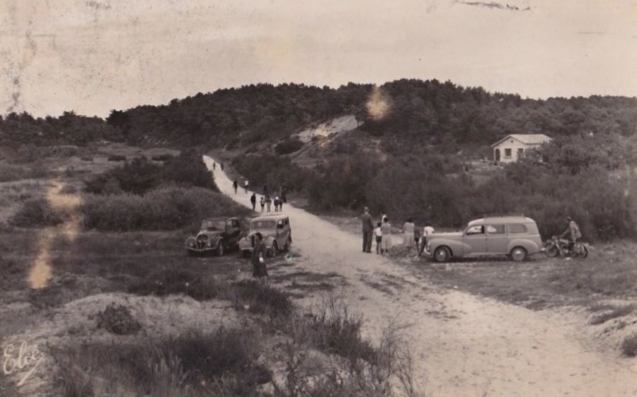 1950er. An der Ile-de-Oleron "Route de la Petite Plage" steht links ein 202