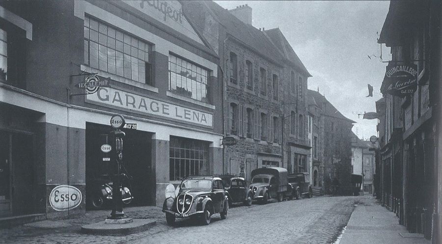 Die Garage Lena in der Rue Basse in Jahr 1948. 
Vorn erkennt man ein 202 Berlinet, mittig eine 202 Camionette.