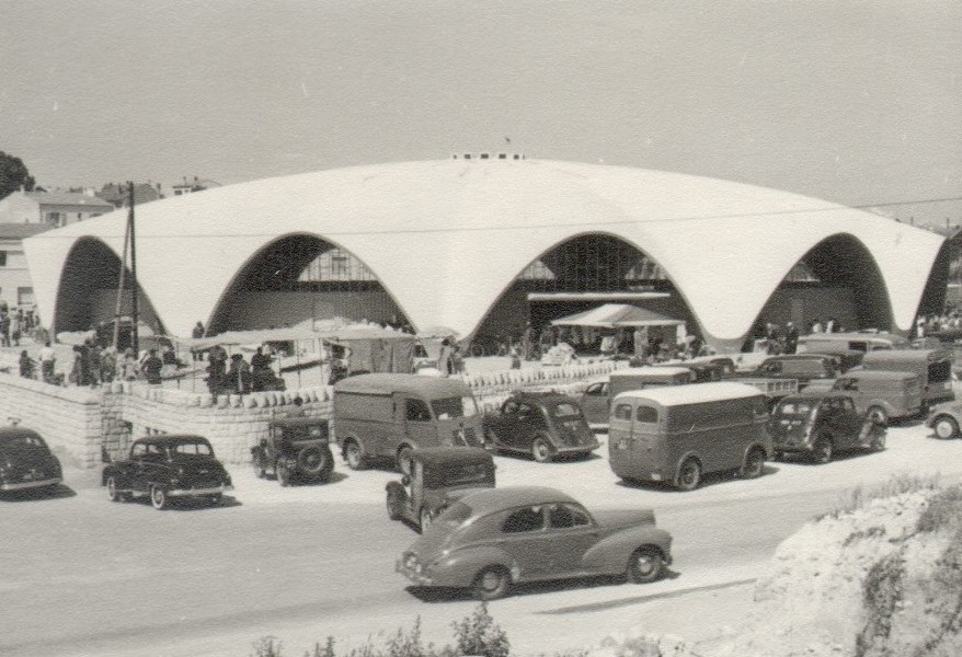 1950er. Die futuristische Markthalle "MARCHE COUVERT". Dritter Wagen vo links ein Peugeot 201 