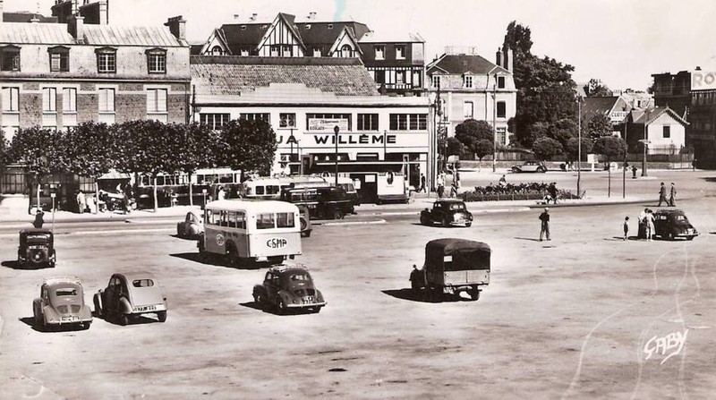 1950er. Hinter dem CSMP-Bus erahnt man einen  Peugeot der Baureihe 01