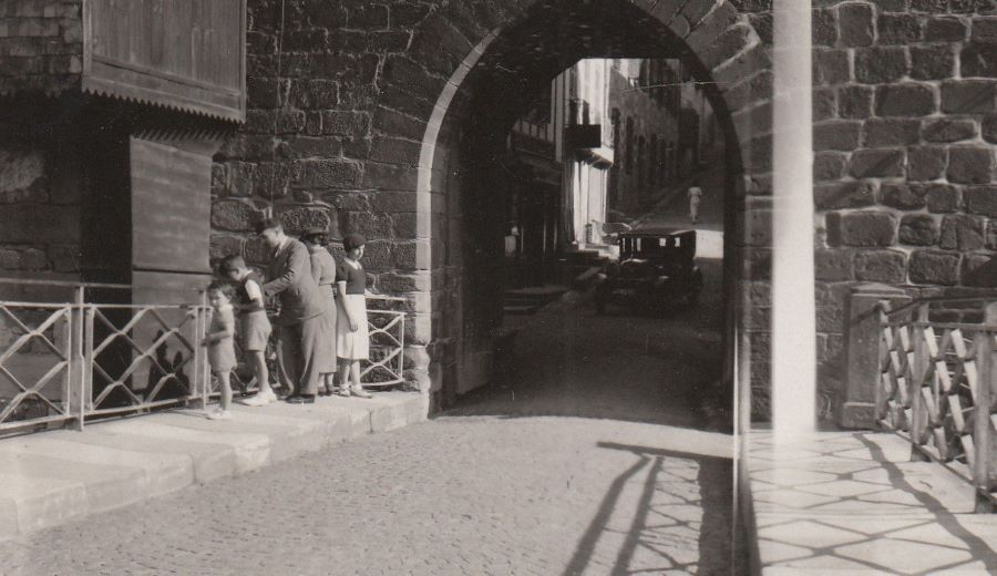 Blick von der Hafenbrücke zum Stadttor in den 1930ern. Hinten ein Peugeot 201