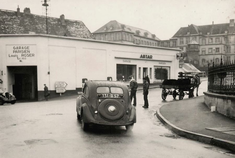 1930er. Ein 402 fahrt vor der Garage Parisiene des Monsieur Roser