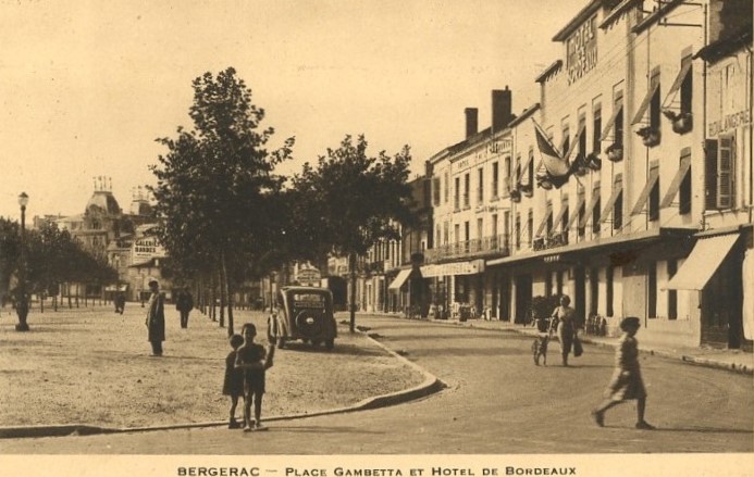 1938. Der Place Gambetta mit dem Hotel de Bordeaux. Zwischen den Bäumen steht ein Peugeot 201 D
