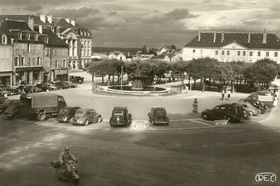 1950er. Der Place Bonnyaud mit dem Rathaus und dem Palais de Justice. Mittig ein Peugeot 302, der Transporter links dürfte ein DMA sein.