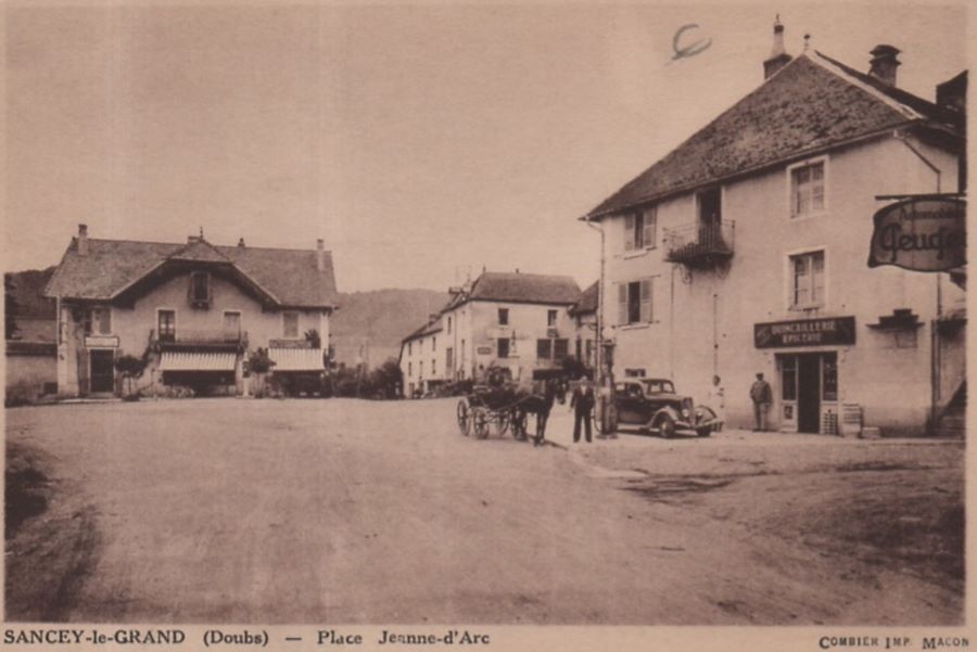 1930er. Auf dem Place Jeanne d'Arc ein Peugeot 301 und ein Pferdefuhrwerk