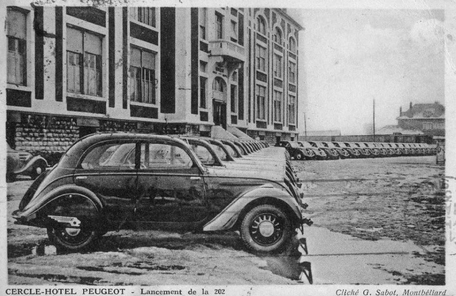 Oktober 1938. Präsentation des Peugeot 202 vor dem "Cercle-Hotel".