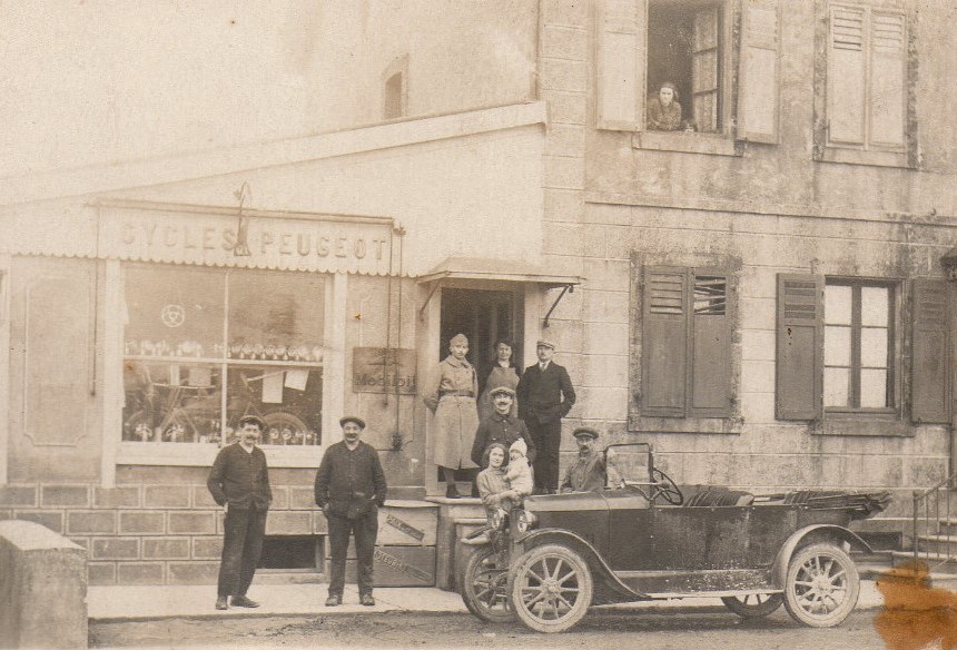 1920er Jahre. Vor dem örtlichen Peugeot-Händler steht ein Typ 163 oder 177
