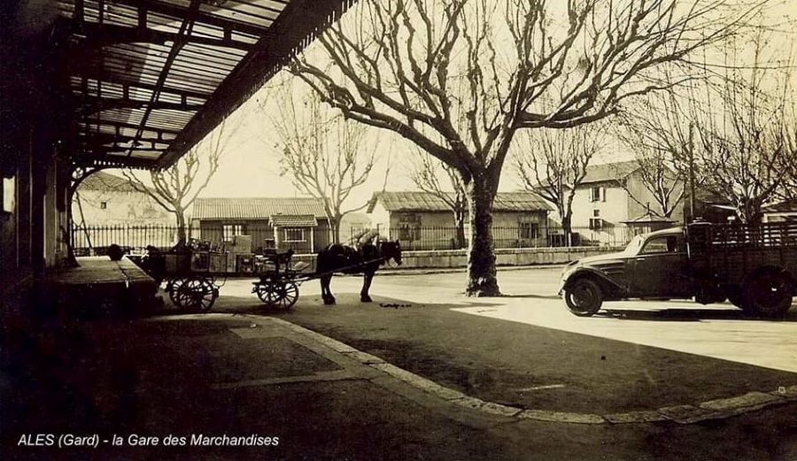 1930er. Am Güterbahnhof steht ein Peugeot MK 4 mt landwirtschfatlichem Aufbau1930er. 