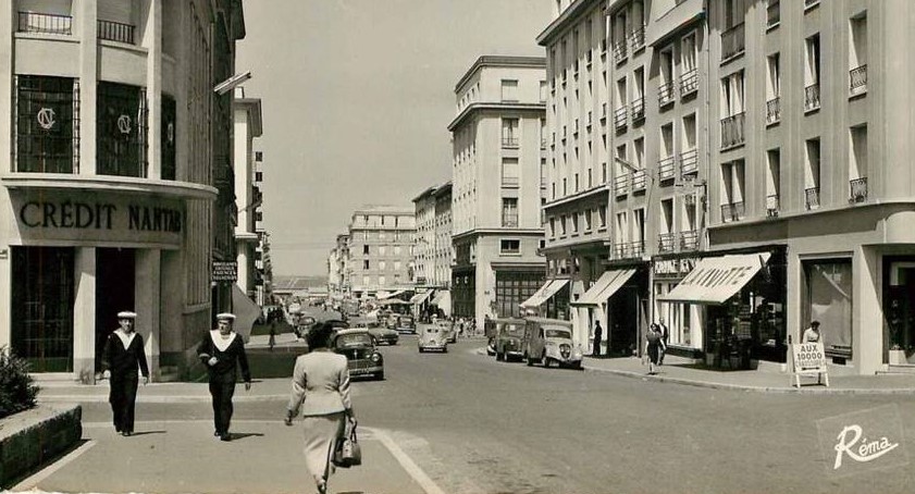 1950er. Die Rue de Lyon. Rechts vorn ein 202 Fourgon Tole (geschlossener Kastenwagen)