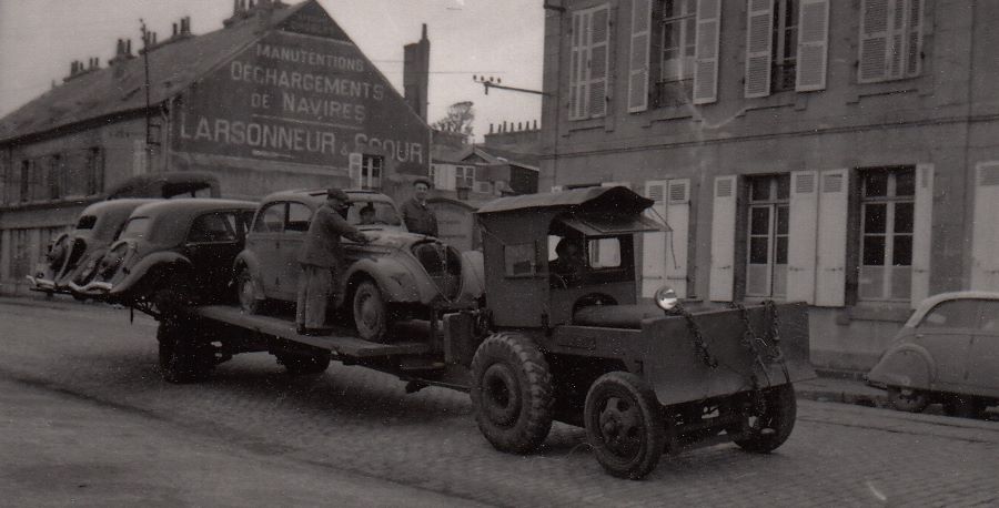 September 1944 - Räumung aufgegebener Autos im Hafen nach der Befreiung. Auf dem Hänger ein Peugeot 302, auf der Strasse rechts ein 202 Cabrio. 