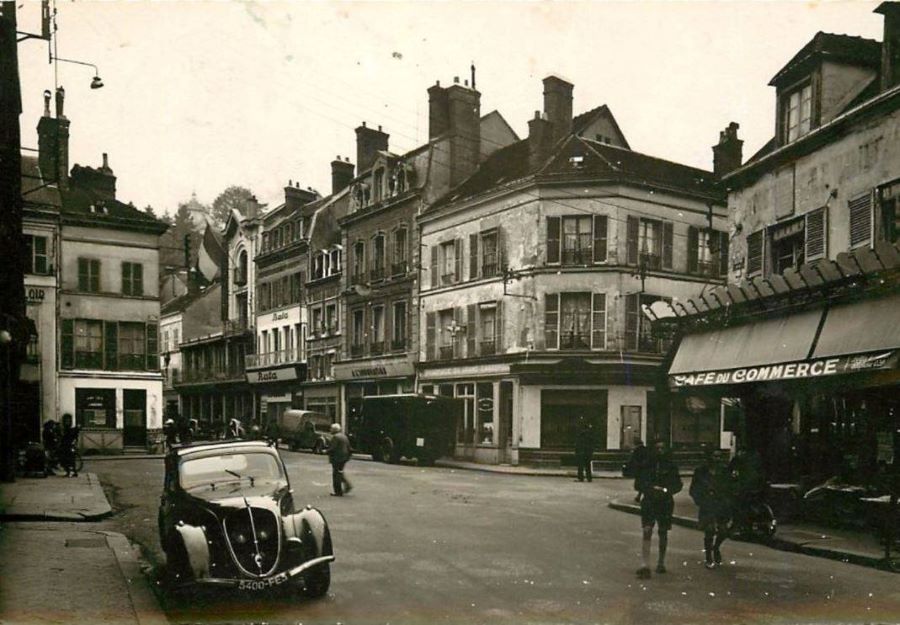 1949. Vor dem Cafe de Commerce steht ein 202 auf der Grand Rue.  