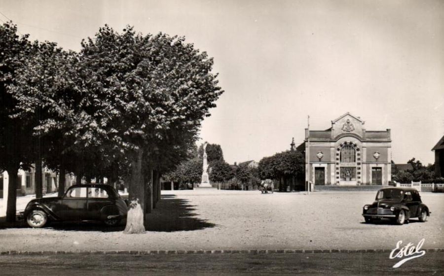 1950er. Der Place du Marche. Links unter den Bäumen ein 202