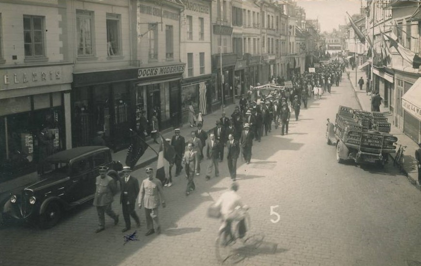 14. Juli 1935. Die Parade zum Nationalfeiertag. Links ein 301.