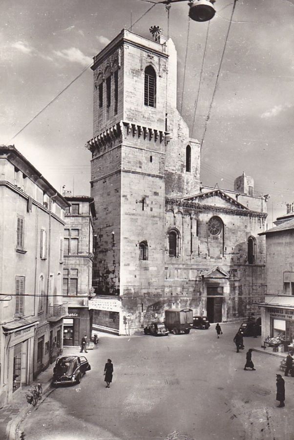 1962. Vor der Kathedrale - rechts beim Laden - ein 202