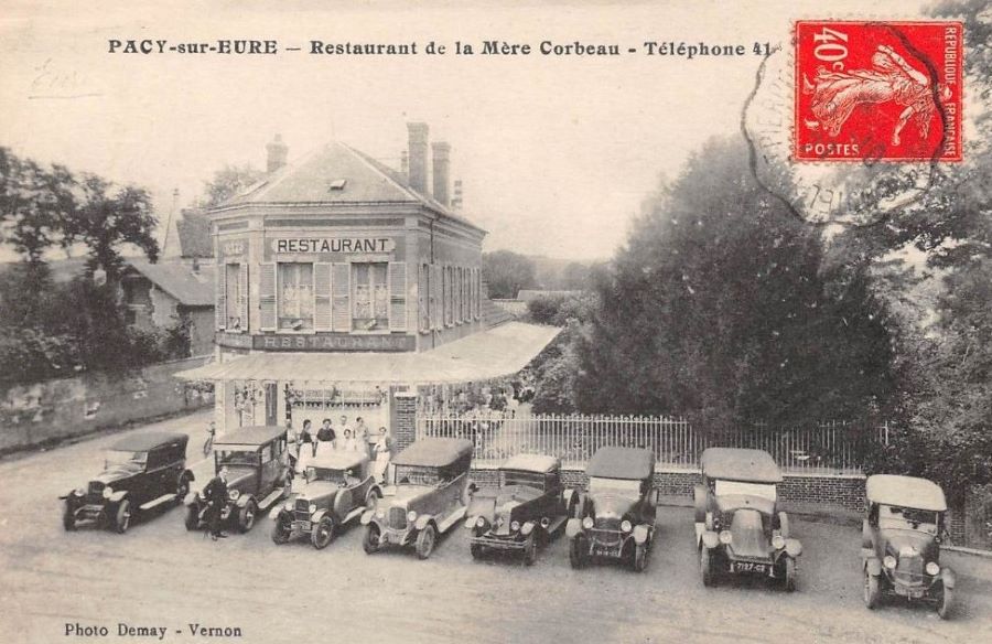1920er. Von Pacy sur Eure scheint es nur Fotos des Restaurant de la Mere Corbeau zu geben. Ganz links wohl ein Peugeot Typ 163, der dritte Wagenm von links ist ein Typ 172 Quadrilette.