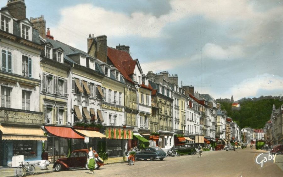Die Rue de la Republique in den 1950ern. Vorn links ein Peugeot 202, rechts sieht man halb einen Typ 402.