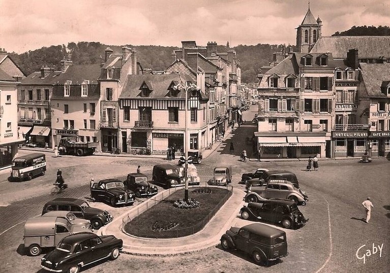 Ebenfalls 1950er. Auf dem Place Victor Hugo links mittig ein Peugeot 202 Familiale