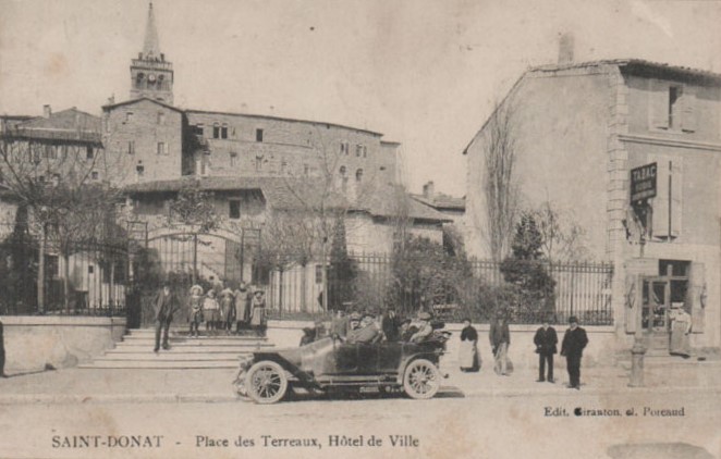 Dieses Foto stammt vermutlich aus der Zeit vor dem ersten Weltkrieg. Auf dem Place des Terreaux (rechts das Rathaus) steht nach meiner Einschätzung ein Peugeot Typ 136 oder 138 (Baujahr 1911/1912) 