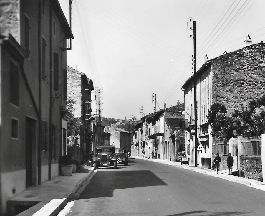 Die Rue du Buis in den 1930ern. Hinten ein Peugeot 302 oder 402 