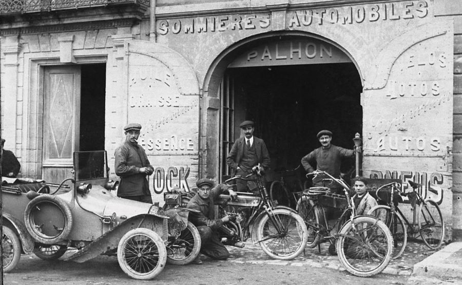 Vermutlich 1915: Vor "Automobiles Sommieres" links ein Bebe von Lion-Peugeot, rechts verschiedene Peugeot-Motos. 