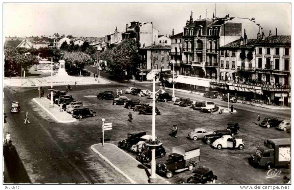 1949 oder 1950 - auf dem Place Madier de Mongeau steht u.a ein kleiner Peugeot Pritschenwagen von Typ DKM auf 01-Basis.