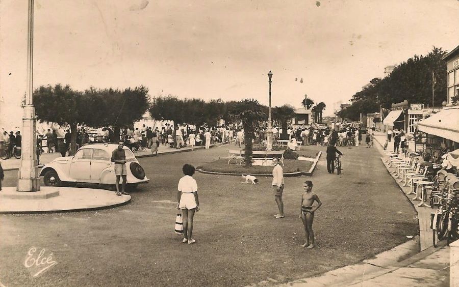 1949, Der Ferienbetrieb läuft wieder auf vollen Touren. Die Strandpromenade mit einem Peugeot 202. 