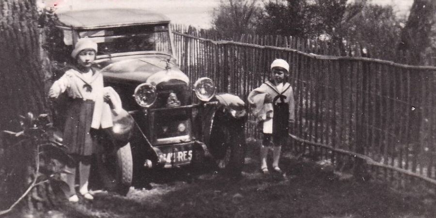 Mitte bis späte 1920er. Das Urlaubsbild wurde im Bereich der Dune de Pilat aufgenommen und zeigt einen Peugeot Typ 163. 