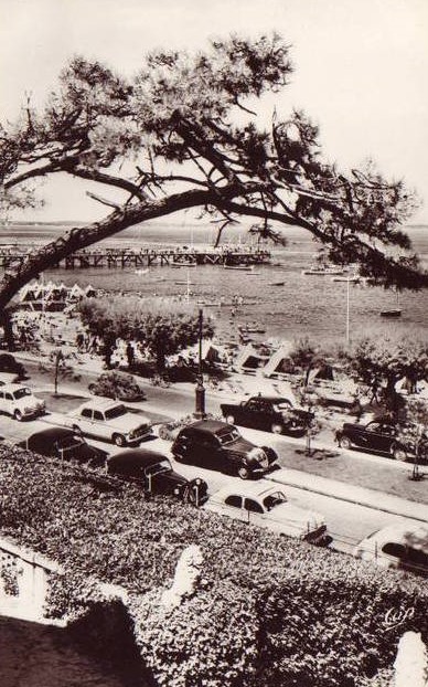 Nach 1957. Auf der Strandpromenade steht noch ein 402, de schon 20 Jahre und einen Krieg überdauert hat.