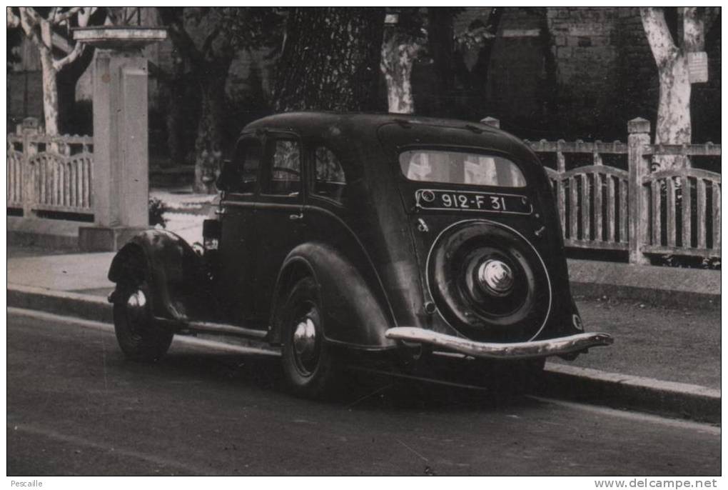 Zeitlich nur schwer einzuordnen, wohl 1930er. Vor dem Glockenturm steht ein Peugeot der 01-Serie, vermutlich ein 301 DL.