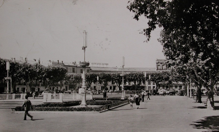 Der Hauptplatz, wohl in den frühen 1930ern. Im Hintergrund das Grandhotel du Nord. Hinten rechts kann man einen Peugeot 201 erahnen 