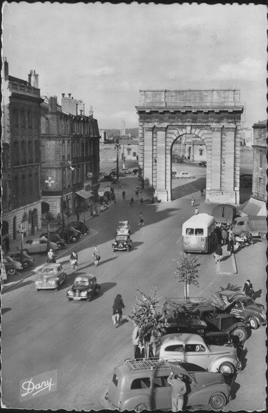 Mitte 1950er. Links ein 202 Camionett, im Hintergrund die Porte de Bourgogne