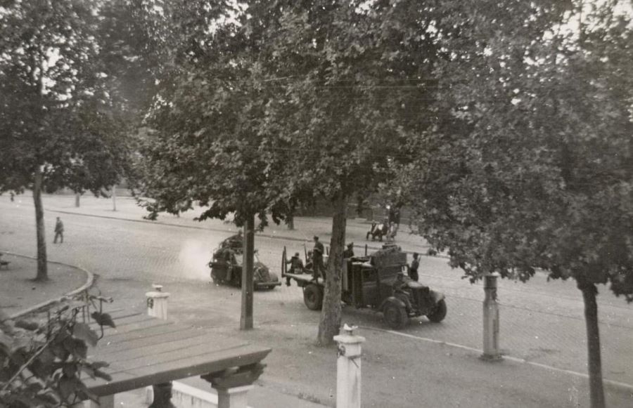August 1944. Während der Befreiung halten Kämpfer der FFI mit einem Peugeot 202 in der Avenue de Thiers