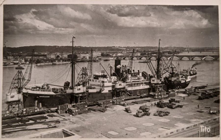 Vermutlich späte 1940er. Im Hafen werden Peugeot-Nutzfahrzeuge auf den Frachter Amsteleebe verladen