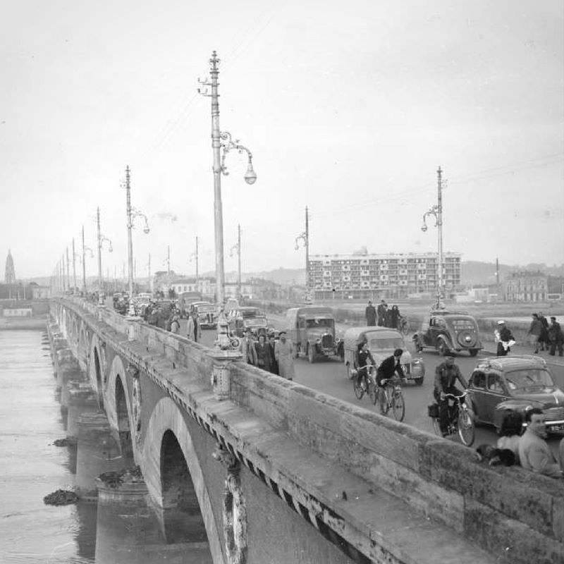 1954. Der Pont de Pierre mit der Feuerwache Bernauge
