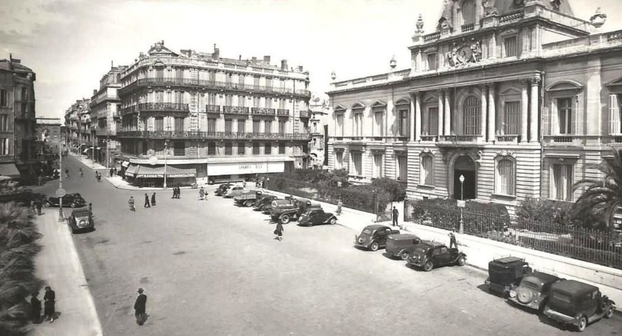 Das Gebäude der Prefecture, wohl Mitte der 1940er. Rechts in der Reihe der parkenden Wagen stehen 2 Peugeot 202, links mit dem Heck zum Betrachter ein 402.