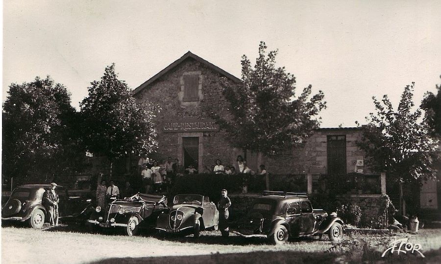 Ende 1940er (Karte 1950 gelaufen). Vor dem Restaurant Le Vieux ist u.a. ein Peugeot 202 Cabrio abgestellt. 