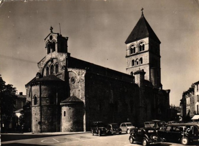 Späte 1940er. Vor der Kirche "St. Peter + St. Gaudens" auf dem Parkplatz steht ganz links ein Peugeot 201 mit Gasanlage, erkennbar durch die Gasbehälter auf dem Dach.