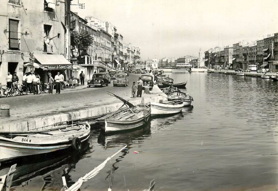 1961. Auf der rechten Seite des Canal Royal steht ein Peugeot 202